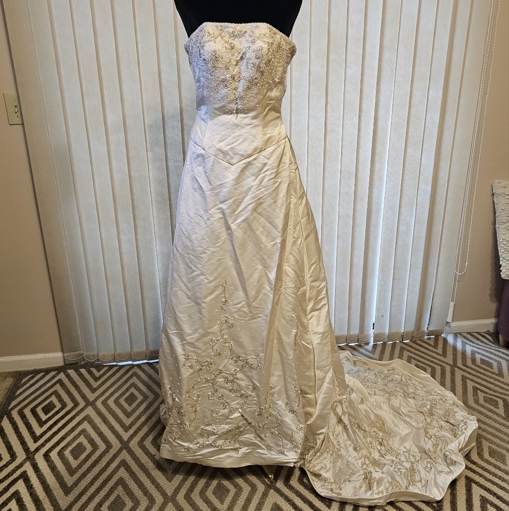 Stephen Yearick Elegant Ivory Wedding Gown with Lace Details Size 6
